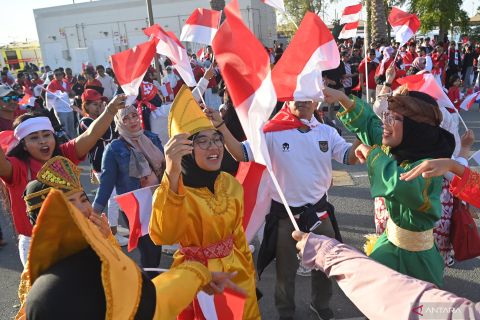 Aksi suporter timnas Indonesia jelang lawan Vietnam di Qatar