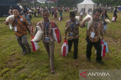 Penyaluran bantuan pangan cadangan beras