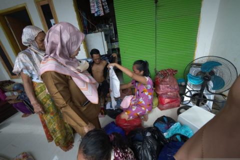 Donasi Baju Korban Banjir Bandang di Kolaka