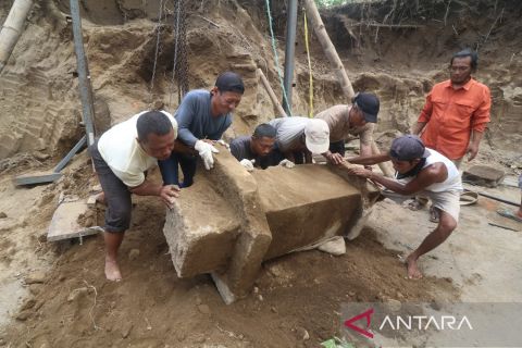 Melihat pemindahan tugu peninggalan kerajaan Kediri
