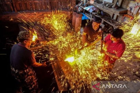 Produksi keris pusaka di Karanganyar