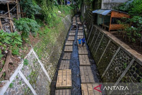Warga manfaatkan aliran Sungai Citepus untuk budi daya ikan