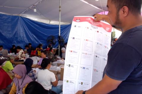 Dua hari sortir, KPU Jember temukan ratusan surat suara rusak