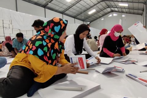 KPU Kota Semarang proses lipat 6 juta lebih surat suara Pemilu 2024