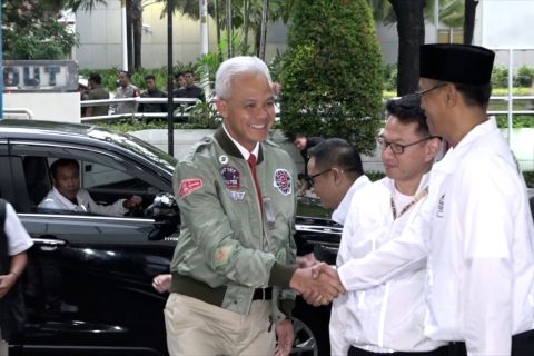 Ganjar-Mahfud pakai jaket ala ”Top Gun” di debat ketiga