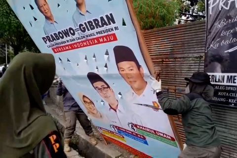 Bawaslu dan Pol PP Kota Cilegon tertibkan puluhan APK melanggar