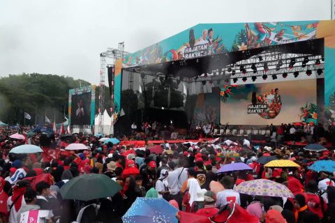 Kampanye terbuka perdana Ganjar di Bandung diguyur hujan lebat