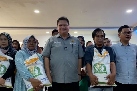 Jaga daya beli, Menko Perekonomian salurkan bantuan pemerintah