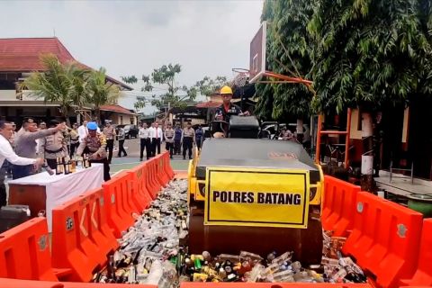 Jelang 2024, ribuan botol minuman keras dimusnahkan di Batang