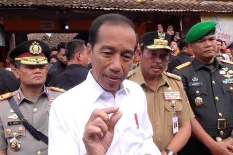Jokowi tinjau harga bahan pokok di Magelang