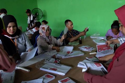 KPU Kota Jayapura libatkan 240 warga lipat surat suara Pemilu 2024