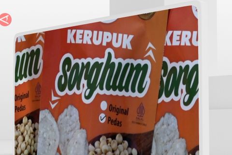 Mengintip proses pembuatan camilan sehat, kerupuk sorgum