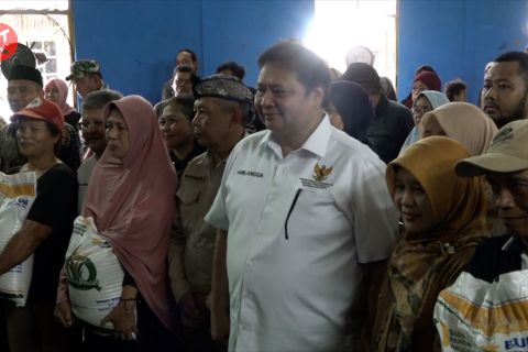 Menko Perekonomian salurkan 2.200 BLT El Nino di Kabupaten Bogor