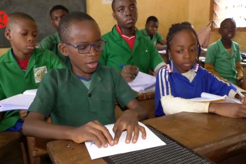 Pendidikan Braille bawa harapan bagi anak-anak tunanetra di Kamerun