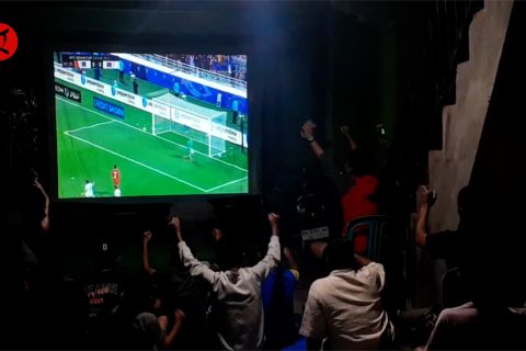 Suasana nobar Piala Asia di rumah keluarga Witan Sulaeman