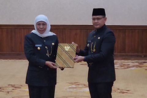 Gubernur Khofifah serahkan SK perpanjangan Pj Wali Kota Batu