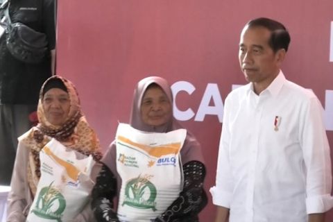 Presiden Jokowi salurkan bantuan pangan cadangan beras pemerintah