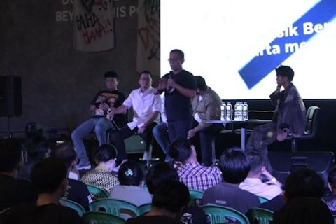 Di depan para pemuda, Caleg DPR RI saling sindir