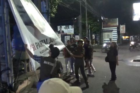 Langgar aturan, Bawaslu kota Malang bongkar ribuan APK