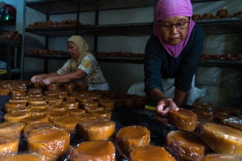 Produksi kue keranjang jelang Imlek
