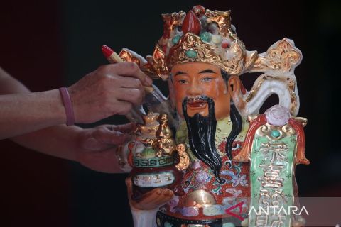 Pencucian patung di jelang Imlek