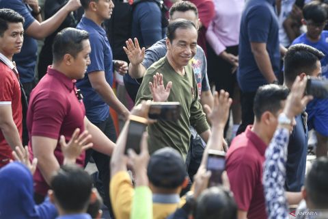 Presiden Jokowi jalan santai di Bandung