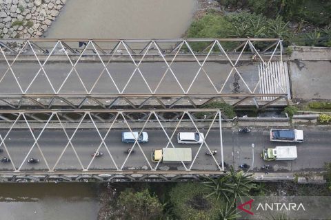 Jembatan Cipendawa amblas akibat baut dicuri