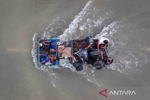 Banjir masih lumpuhkan jalur utama jalan Semarang-Purwodadi