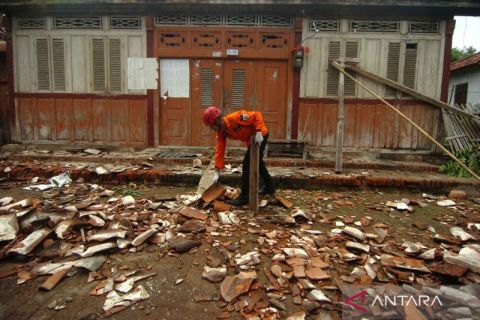 Ratusan rumah rusak diterjang angin puting beliung di Tegal