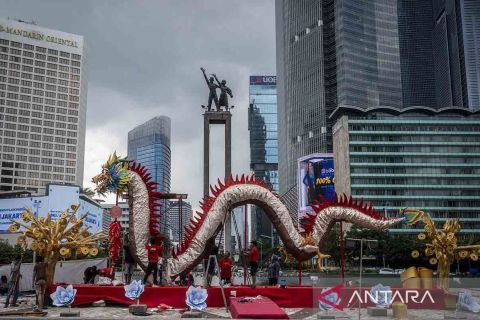 Dekorasi liong semarakkan Tahun Baru Imlek di Bundaran HI