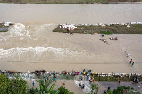 Gotong royong atasi tanggul jebol di Demak