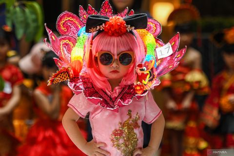 Serunya anak-anak ikuti lomba busana cheongsam jelang imlek
