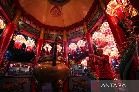 Sembahyang malam tahun baru Imlek untuk pengharapan kehidupan lebih baik