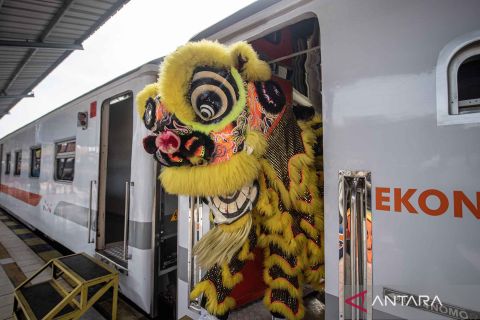 Pertunjukan barongsai di stasiun kereta api Kertapati Palembang