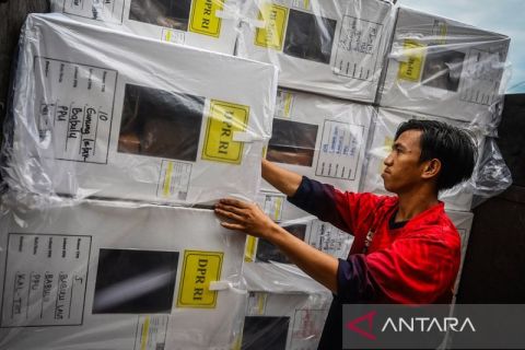 Distribusi logistik Pemilu 2024 ke sejumlah kecamatan di Penajam