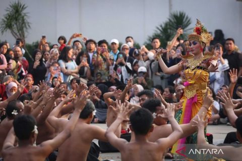 Bukan di Bali, ini pentas tari Kecak di TMII Jakarta