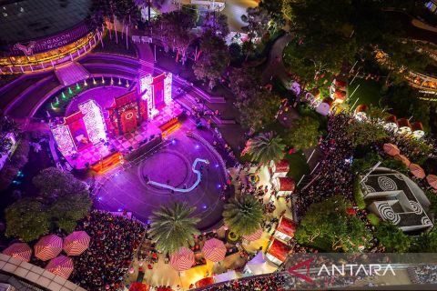 Atraksi drone dan pesta kembang api meriahkan perayaan Imlek di Tribeca Park