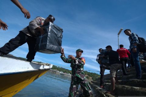 Distribusi logistik Pemilu 2024 di Pulau Saponda Laut