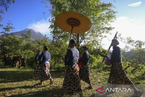 Keraton Yogyakarta gelar upacara Labuhan Merapi peringati bertahtanya Sri Sultan Hamengku Buwono X