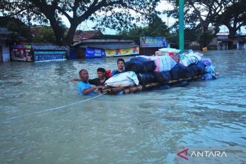 Jalan utama Semarang-Surabaya masih terputus akibat banjir