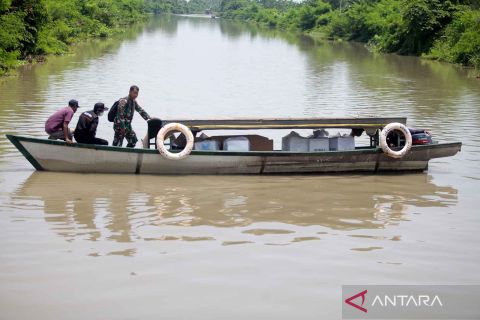 KPPS distribusikan logistik Pemilu ke kawasan terpencil lewat sungai