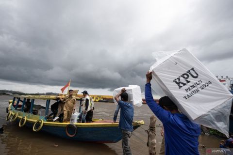 Distribusi logistik Pemilu ke daerah perairan sungai Musi