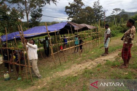 Gotong royong warga bangun TPS Sistem Noken di Distrik Piramid