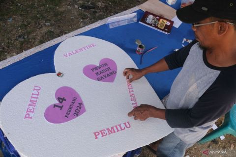 Dekorasi TPS bertema kasih sayang.