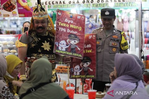 Polisi berkostum Gatotkaca ajak warga gunakan hak pilih
