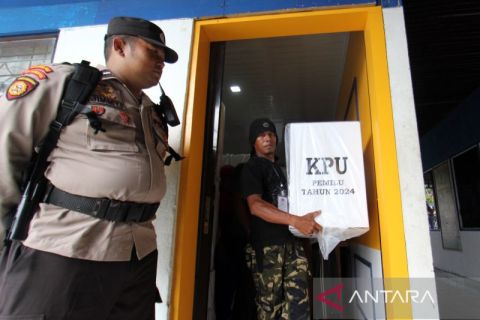 FOTO - Pergeseran logistik Pemilu 2024 di Dumai