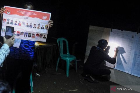 Penghitungan suara dengan penerangan senter di Badui