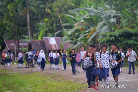 Ketiadaan transportasi umum, pelajar ke sekolah jalan kaki selama dua jam