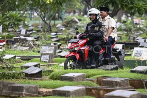 Pilpres 2024 - Prabowo ziarah makam Soemitro di TPU Karet Bivak