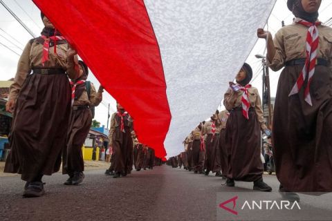 Peserta kirab bentangkan bendera Merah Putih sepanjang 200 meter di Batang
